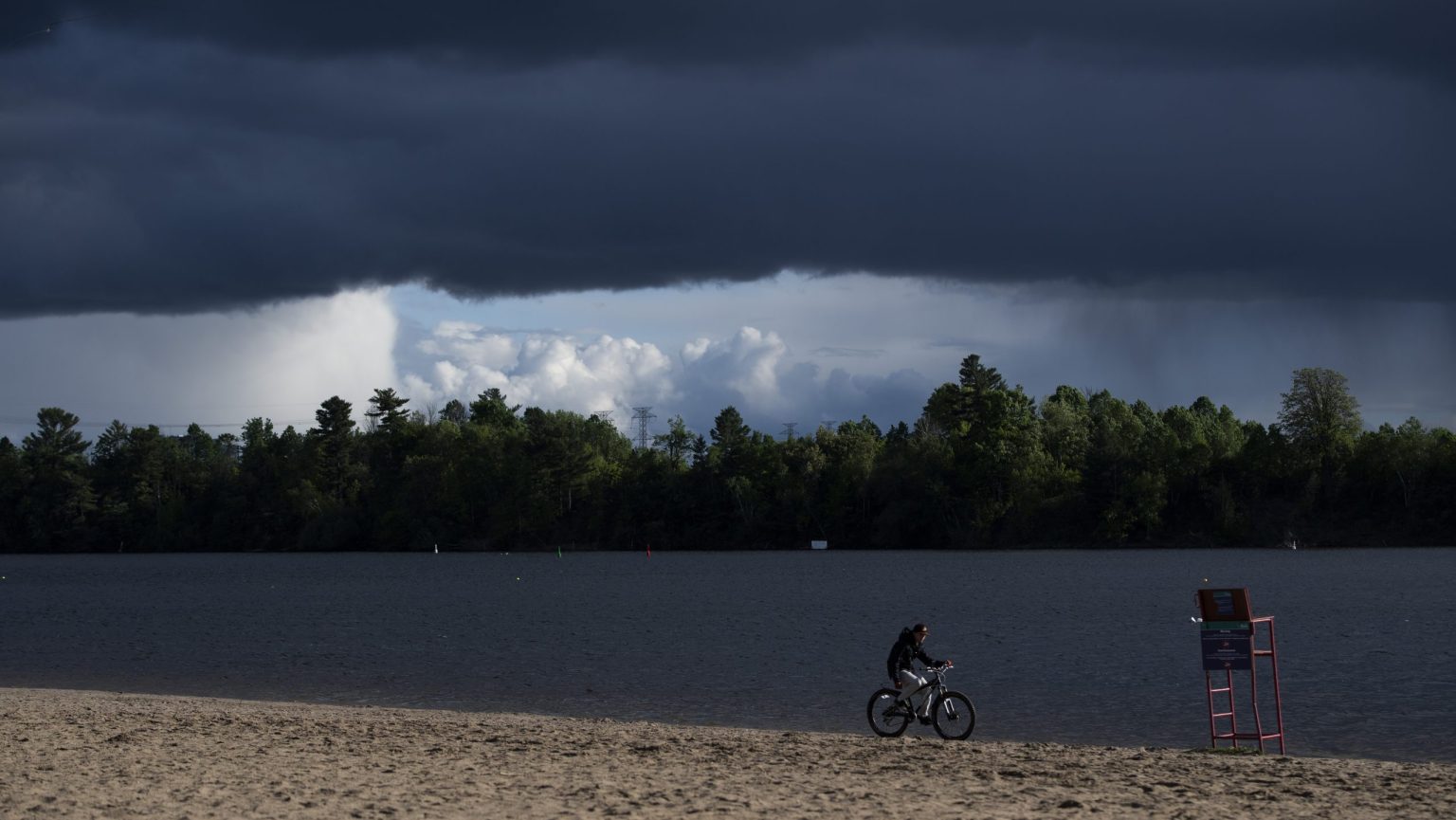 Tempestuous weather develops with the return of heat and humidity in eastern Ontario.